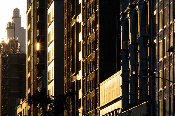 Światło Słoneczne Rzuca Cienie Blok Zabytkowych Budynków Manhattanie Nowy Jork — Zdjęcie stockowe