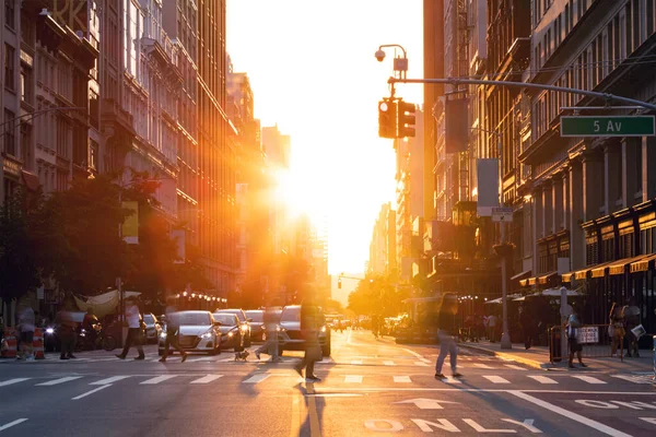 New York Kalabalık Bir Sokak Manzarası Var Cadde Bir Kavşakta — Stok fotoğraf