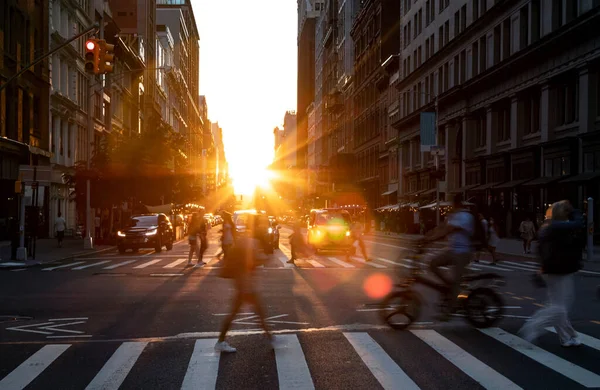 Cadde Deki Binaların Arkasında Güneş Işığı Sönüyor New York Kalabalık — Stok fotoğraf