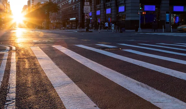 Empty Intersection 14Th Street 5Th Avenue Light Sunset Shining Background — Stock Photo, Image