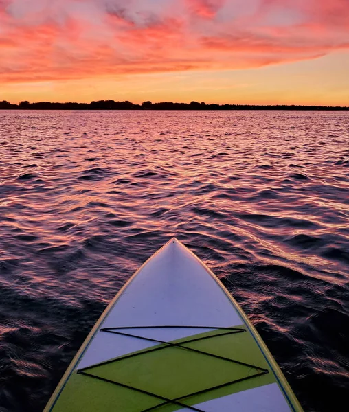 Paddleboard Que Flutua Água Calma Crepúsculo Com Luz Colorida Por — Fotografia de Stock