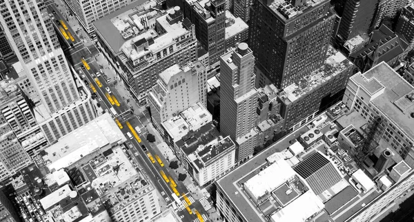 Widok Żółte Taksówki Jadące Czarno Białymi Budynkami Midtown Manhattan Nowym — Zdjęcie stockowe