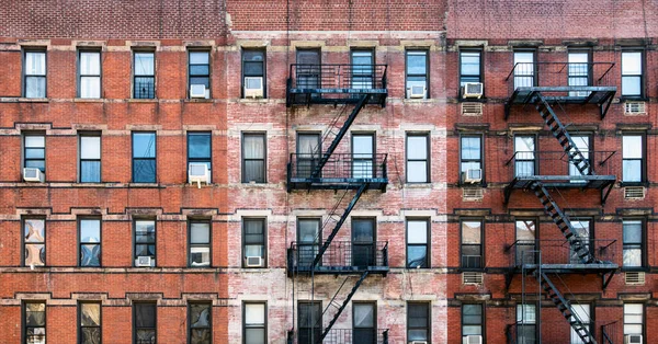 纽约市曼哈顿上西区第二大道沿线有窗户和防火梯的旧砖造公寓楼 — 图库照片