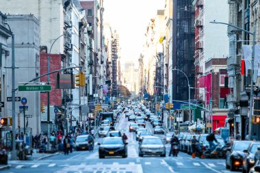 NEW YORK CITY - 2020: New York, New York 'ta Aşağı Manhattan' da Broadway boyunca kalabalık caddeler ve kaldırımlar
