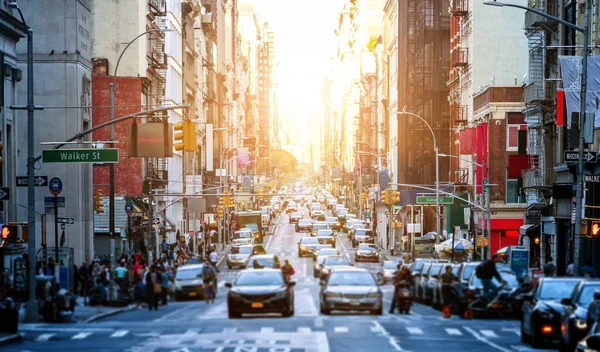 Cruzamentos Ocupados Longo Broadway Estão Lotados Pessoas Tráfego Nas Ruas — Fotografia de Stock