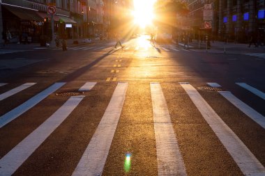 New York 'ta 14. caddede kimsenin olmadığı boş yaya geçidi. Arka plandaki binaların arasında güneş ışığı parlıyor.