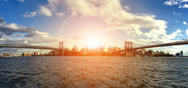 纽约市布鲁克林大桥和曼哈顿大桥之间的布鲁克林市中心天际线上闪烁着阳光 — 图库照片