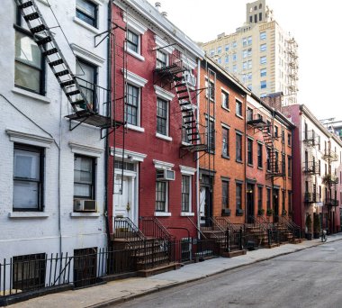 New York 'ta Manhattan' ın West Village mahallesindeki Gay Caddesi 'ndeki tarihi apartman bloğu.