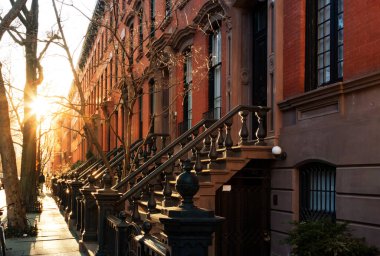 New York 'un West Village mahallesindeki Charles Caddesi' ndeki tarihi binalar bloğu.