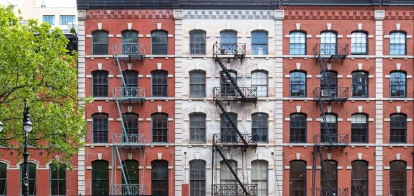 Bloco Edifícios Apartamentos Antigos Com Janelas Fugas Incêndio Bairro Tribeca — Fotografia de Stock