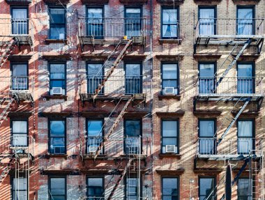 New York 'un Yukarı Doğu Yakası' ndaki eski tuğladan apartmanların dış görünüşü.