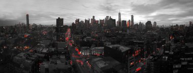 New York şehrinin kırmızı ışıkları Manhattan 'ın aşağısındaki siyah-beyaz bir şehir manzarasında parlıyor.