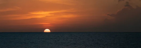 Sun Setting Distant Horizon Empty Ocean Colorful Sky — Stock Photo, Image