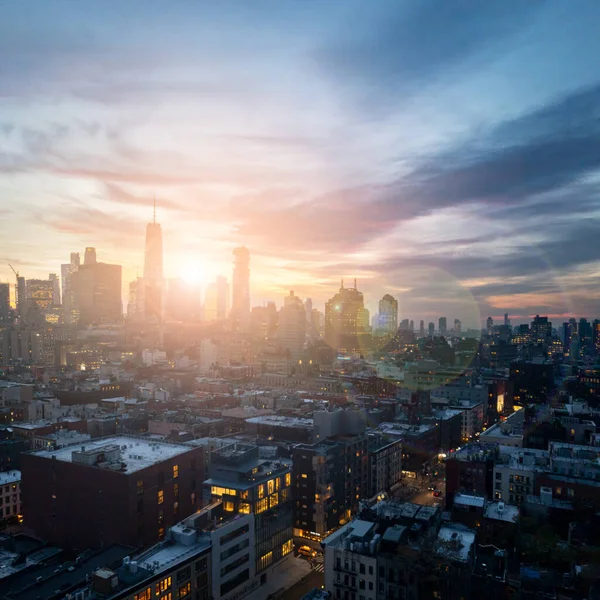 New York City Skyline Skymningen Med Solljus Skiner Bakom Byggnaderna — Stockfoto