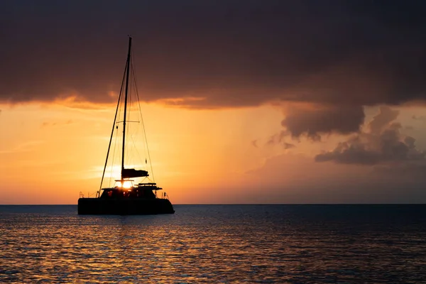 Silhueta Barco Vela Navegando Para Luz Pôr Sol Horizonte Oceânico — Fotografia de Stock