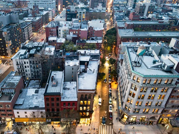 位于纽约市曼哈顿的苏和市繁忙街道上的人群和车辆俯瞰的景象 — 图库照片