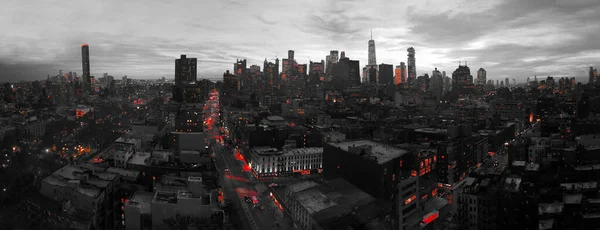Czerwone Światła Nowego Jorku Świecące Czarno Białą Panoramę Miasta Dolnym — Zdjęcie stockowe