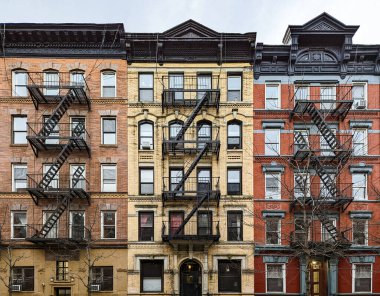 New York 'un East Village mahallesindeki eski tuğladan apartmanların dış görünüşü. 