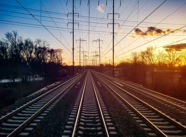Tåg Spår Konvergerar Horisonten Landskap Med Färgglada Ljuset Solnedgången Bakgrunden — Stockfoto