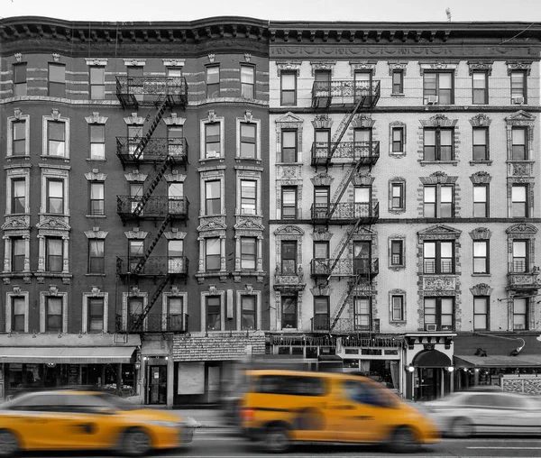 Κίτρινα Ταξί Που Οδηγούν Παρελθόν Παλιά Κτίρια Διαμερισμάτων Στη Γειτονιά — Φωτογραφία Αρχείου