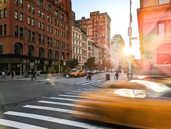 Blurred Yellow Taxis Driving Intersection 23Rd Street 5Th Avenue New Imagens De Bancos De Imagens Sem Royalties