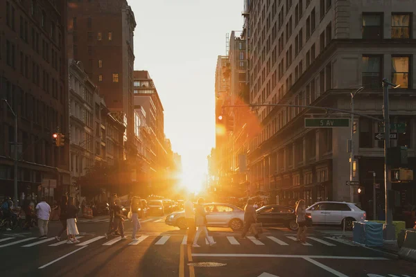 Толпы Людей Машин Оживленном Перекрестке Улицы Авеню Нью Йорке Светом Стоковое Изображение