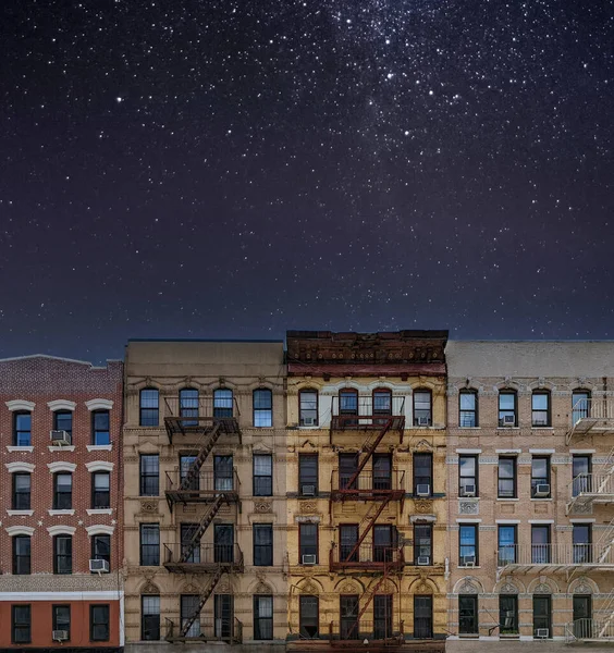 Night Sky Shining Stars Old Buildings New York City Fotos De Bancos De Imagens