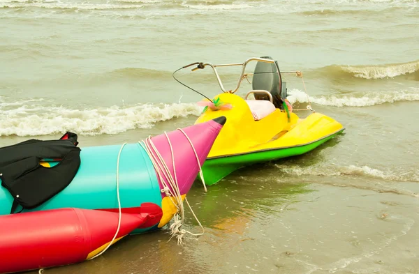 Банановая лодка на пляже — стоковое фото