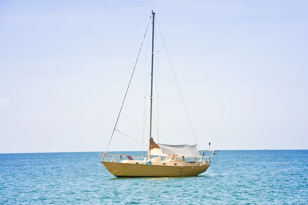 Segelboot im Meer. — Stockfoto