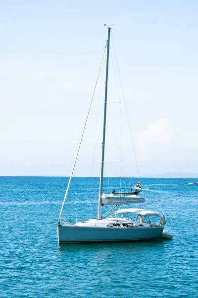 Sailboat in the sea. — Stock Photo, Image