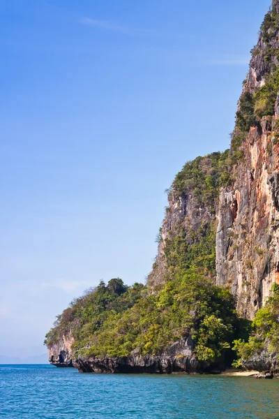 Montagne dans la mer . — Photo