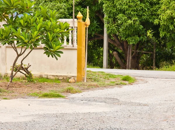 Road to the fence. — Stock Photo, Image