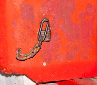 zincir ve asma kilit.