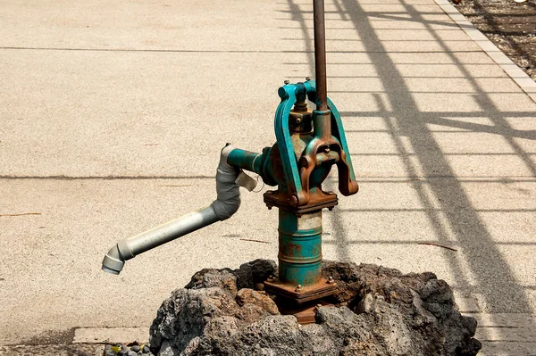 Waterpomp met de hand. — Stockfoto