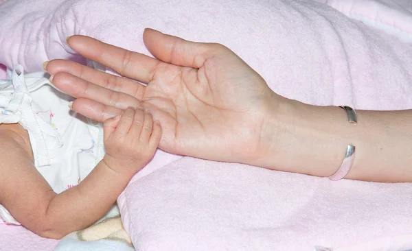 Mano del niño con ternura — Foto de Stock