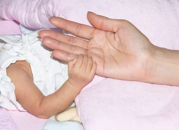 Mano del niño con ternura — Foto de Stock