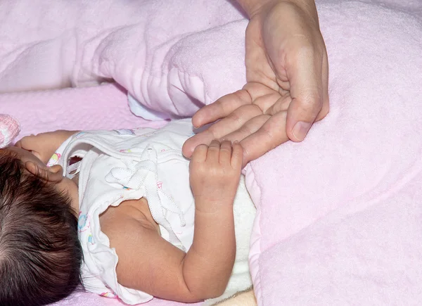 Mano del bambino con tenerezza — Foto Stock