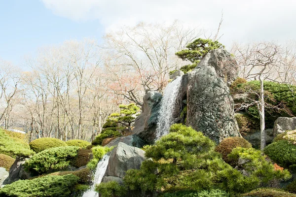 Felsen und Wasserfälle. — Stockfoto