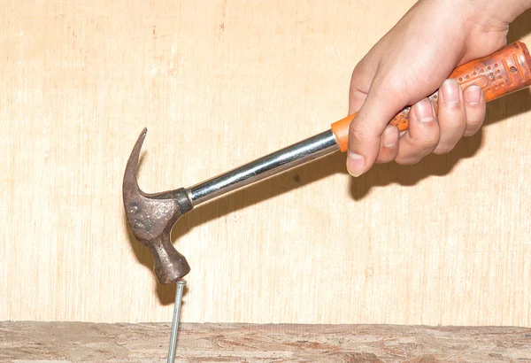 Hammer trifft einen Nagel — Stockfoto