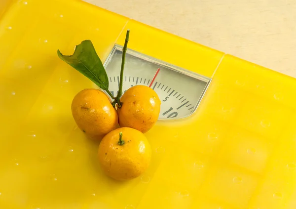 Weighting scales yellow — Stock Photo, Image
