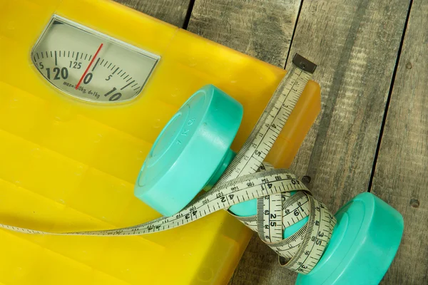 Dumbbells and weight scale machines — Stock Photo, Image