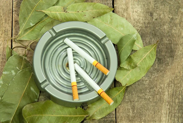 Cigarrillo en un cenicero —  Fotos de Stock