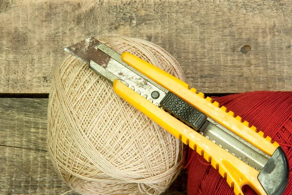 Yarn and knife — Stock Photo, Image