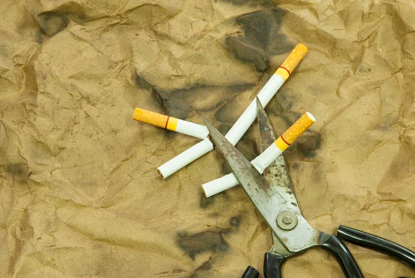 Nożyczki są cięcia papierosa — Zdjęcie stockowe