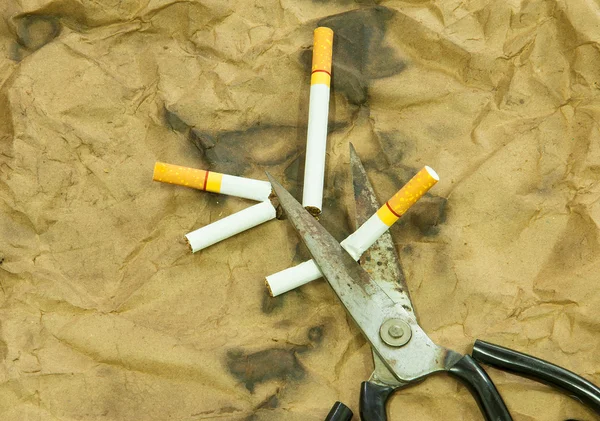 Ciseaux coupent une cigarette — Photo