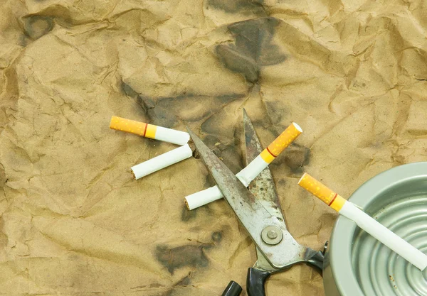 Tijeras están cortando un cigarrillo —  Fotos de Stock