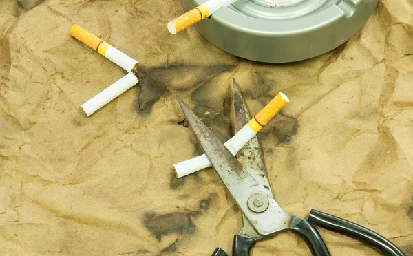 Nożyczki są cięcia papierosa — Zdjęcie stockowe