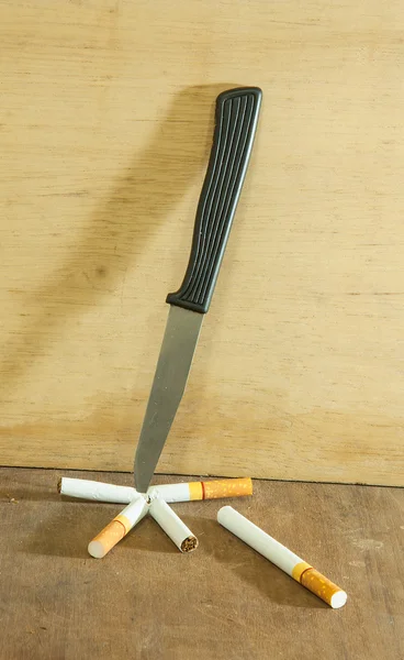Τσιγάρα και μαχαίρια — Φωτογραφία Αρχείου