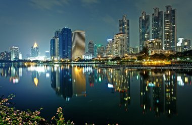 İyi akşamlar, binalarda su yansıması olarak bangkok