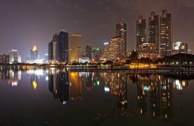 İyi akşamlar, binalarda su yansıması olarak bangkok